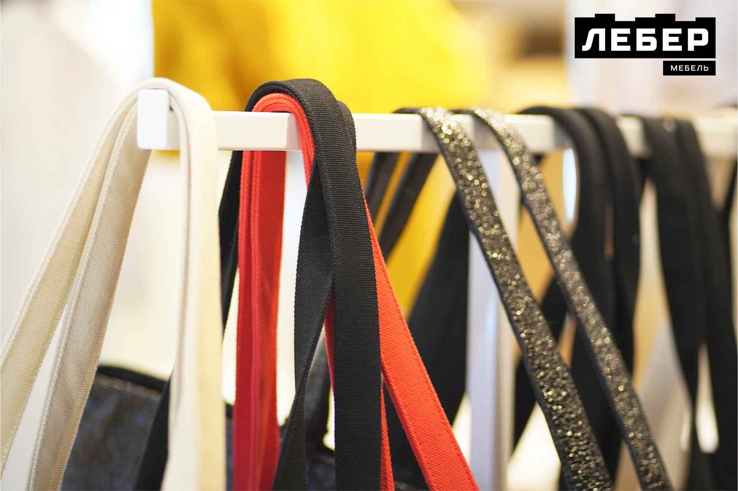 Мебель для шоурума люксового бренда